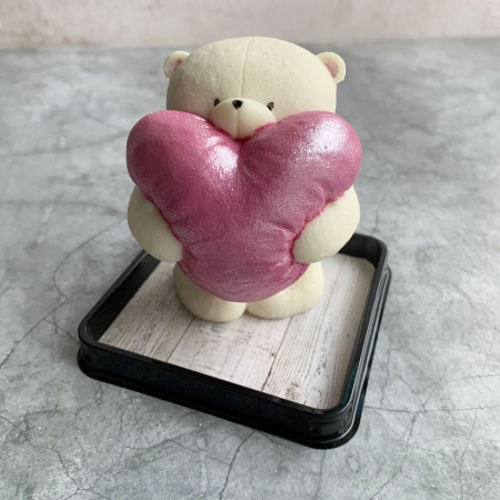 Фигурка из шоколадной глазури "Мишка с розовым сердцем"