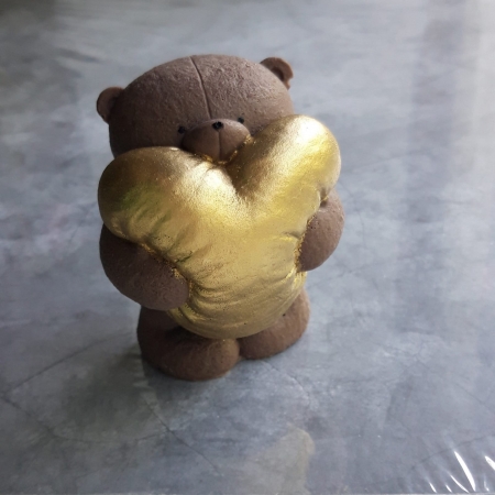 Фигурка из шоколадной глазури "Мишка коричневый с сердцем"